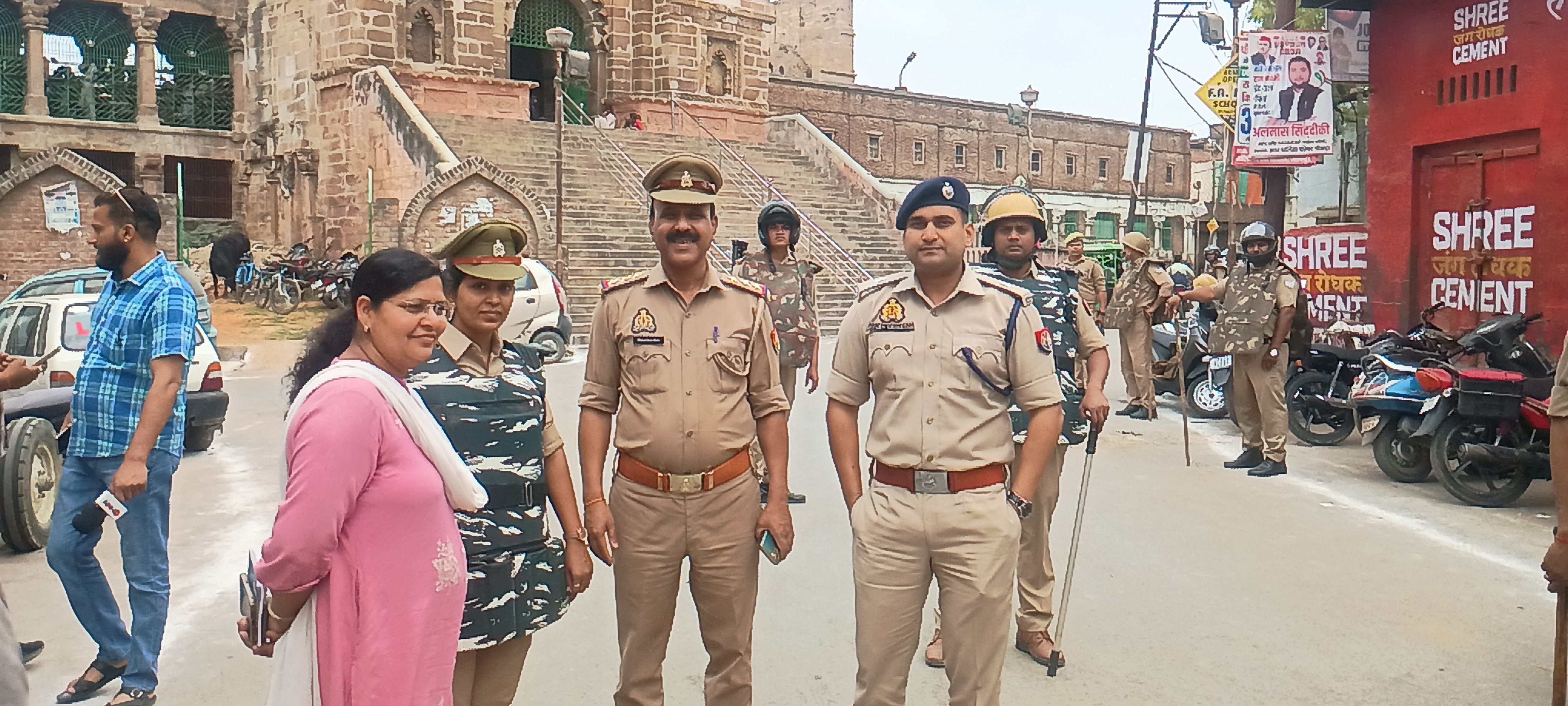 सुरक्षा के मद्देनजर मस्जिदों पर चक्रमण करते शहर कोतवाल मिथलेश मिश्रा पुलिस अधीक्षक शहर आयुष श्रीवास्तव सुरक्षा के मद्देनजर मस्जिदों पर चक्रमण करते शहर कोतवाल मिथलेश मिश्रा पुलिस अधीक्षक शहर आयुष श्रीवास्तव