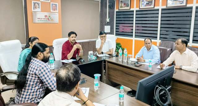 समीक्षा बैठक करते हुए प्रमुख सचिव डा.हरिओम और अन्य अधिकारी (फोटो) समीक्षा बैठक करते हुए प्रमुख सचिव डा.हरिओम और अन्य अधिकारी (फोटो)