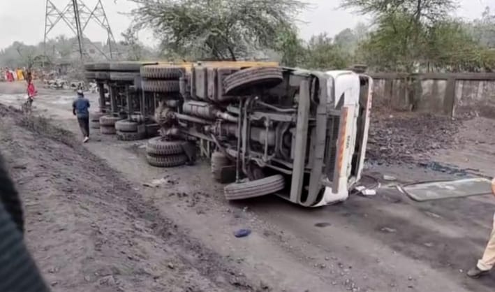 लोड ट्रेलर के पलटने से हेल्पर आशीष डेहरिया की घटनास्थल पर ही मौत लोड ट्रेलर के पलटने से हेल्पर आशीष डेहरिया की घटनास्थल पर ही मौत