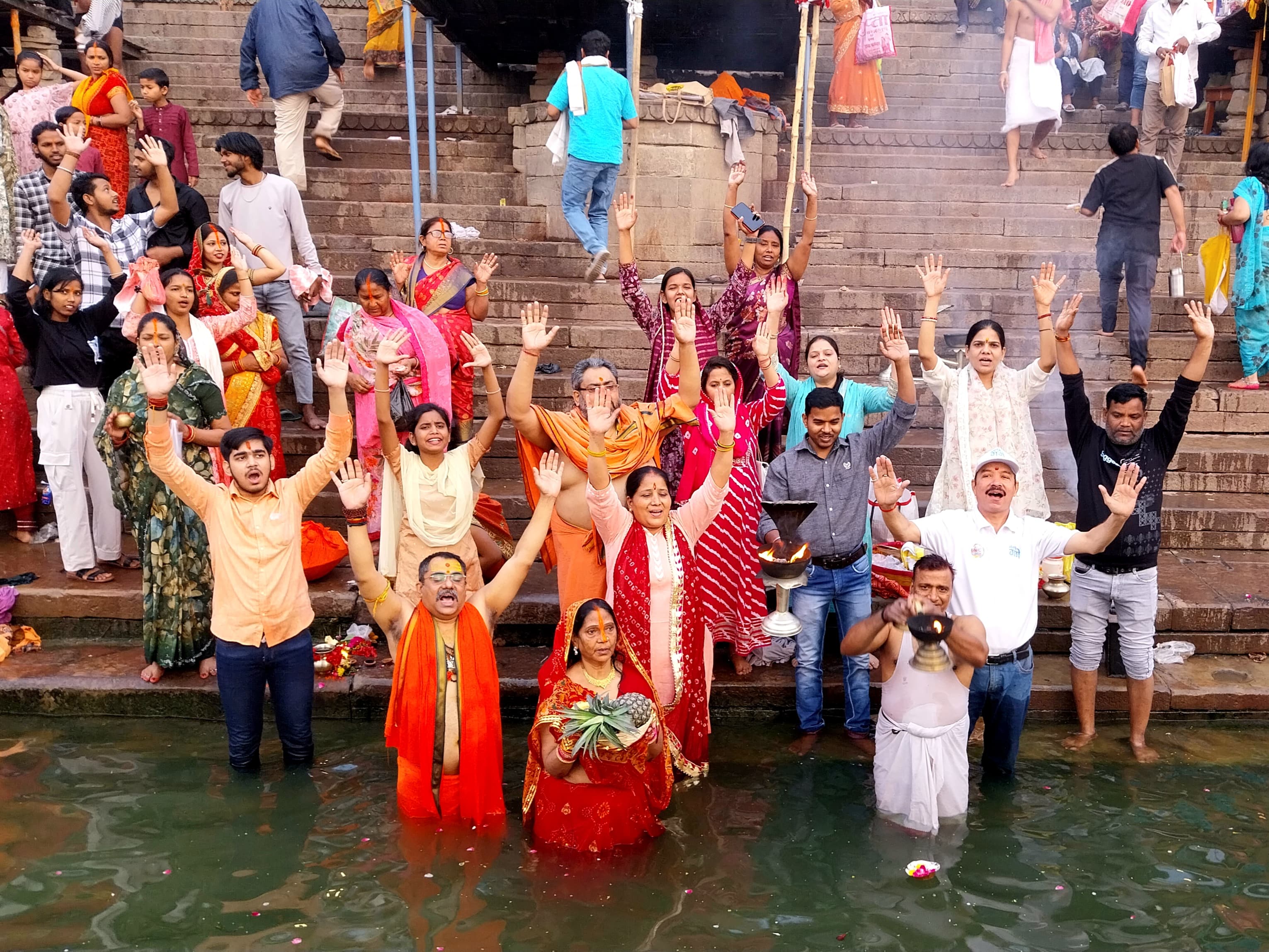 चैत्र माह के डाला छठ पर्व पर गंगा किनारे सूर्योपासना चैत्र माह के डाला छठ पर्व पर गंगा किनारे सूर्योपासना