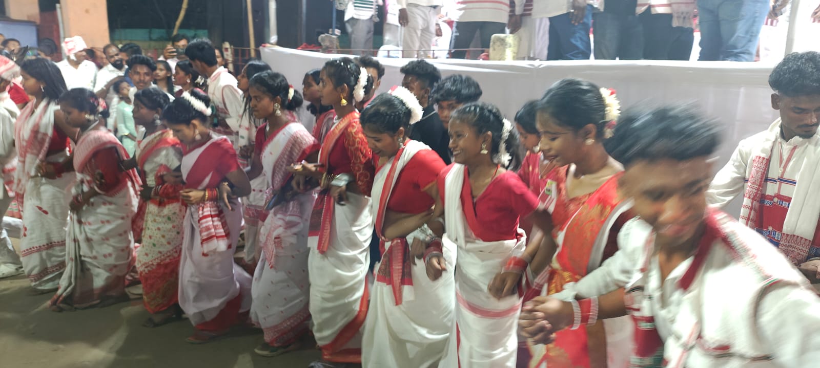 नृत्य करते लोग नृत्य करते लोग