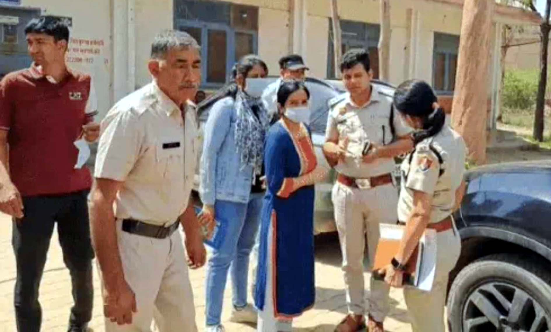 मौके पर जांच करती पुलिस। मौके पर जांच करती पुलिस।