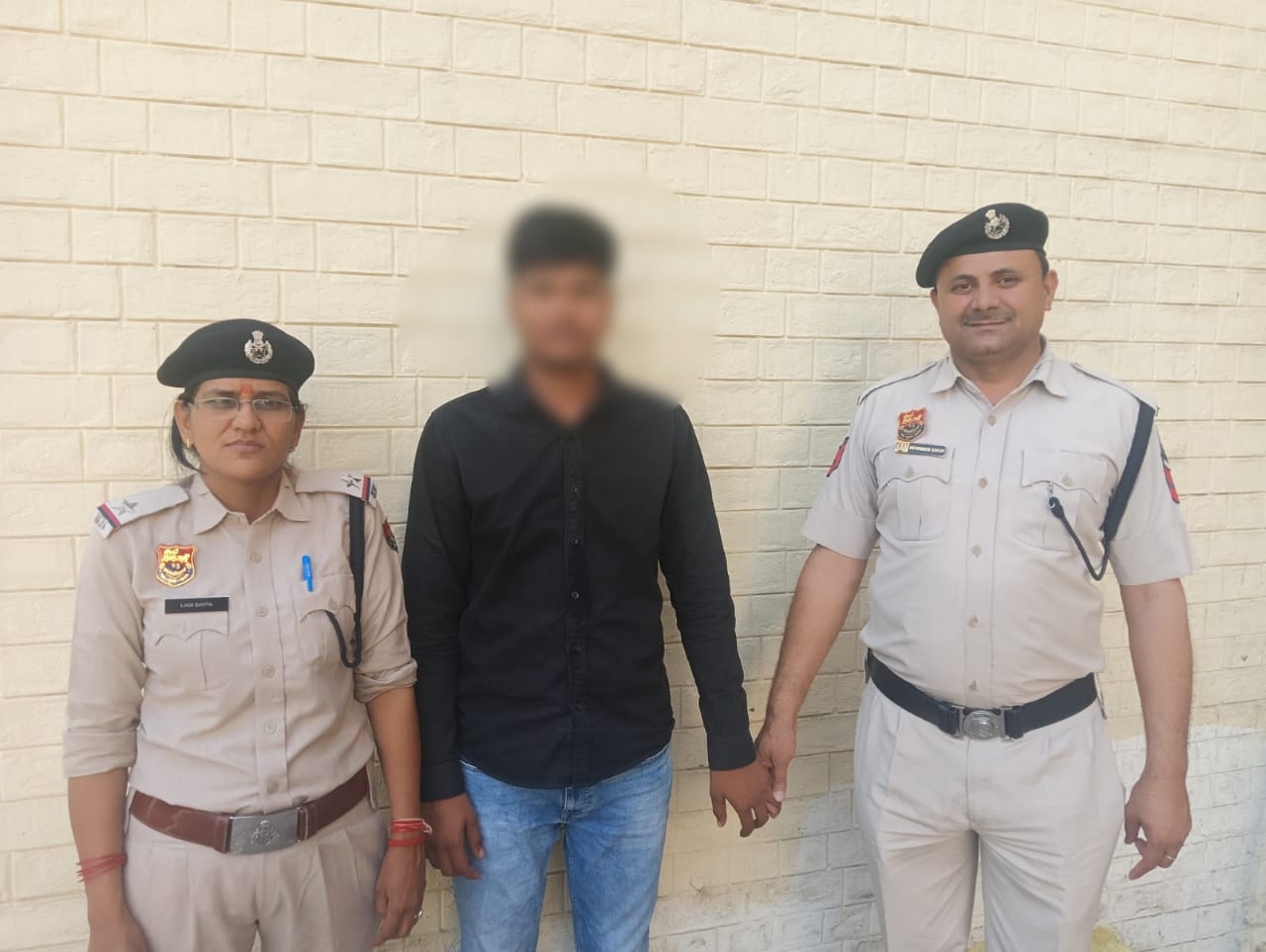 साइबर फ्रॉड के आरोप में पकड़ा गया भीलवाड़ा का ललित झज्जर पुलिस की हिरासत में। साइबर फ्रॉड के आरोप में पकड़ा गया भीलवाड़ा का ललित झज्जर पुलिस की हिरासत में।