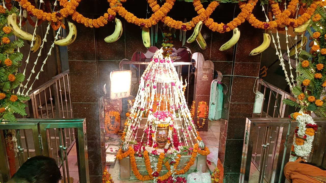 महाश्मशान नाथ के त्रिदिवसीय श्रृंगार महोत्सव के अन्तिम निशा में नगर वधुओं का नृत्य महाश्मशान नाथ के त्रिदिवसीय श्रृंगार महोत्सव के अन्तिम निशा में नगर वधुओं का नृत्य