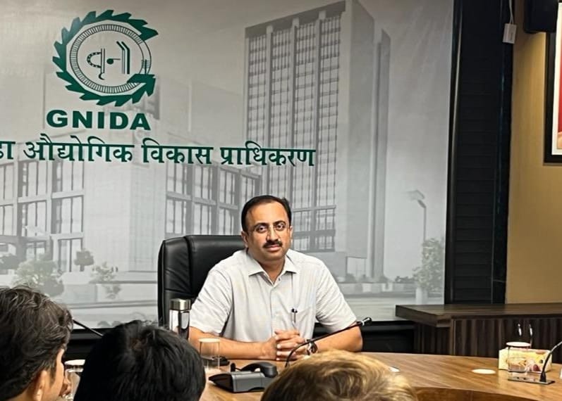जानकारी देते ग्रेटर नोएडा प्राधिकरण सीईओ जानकारी देते ग्रेटर नोएडा प्राधिकरण सीईओ