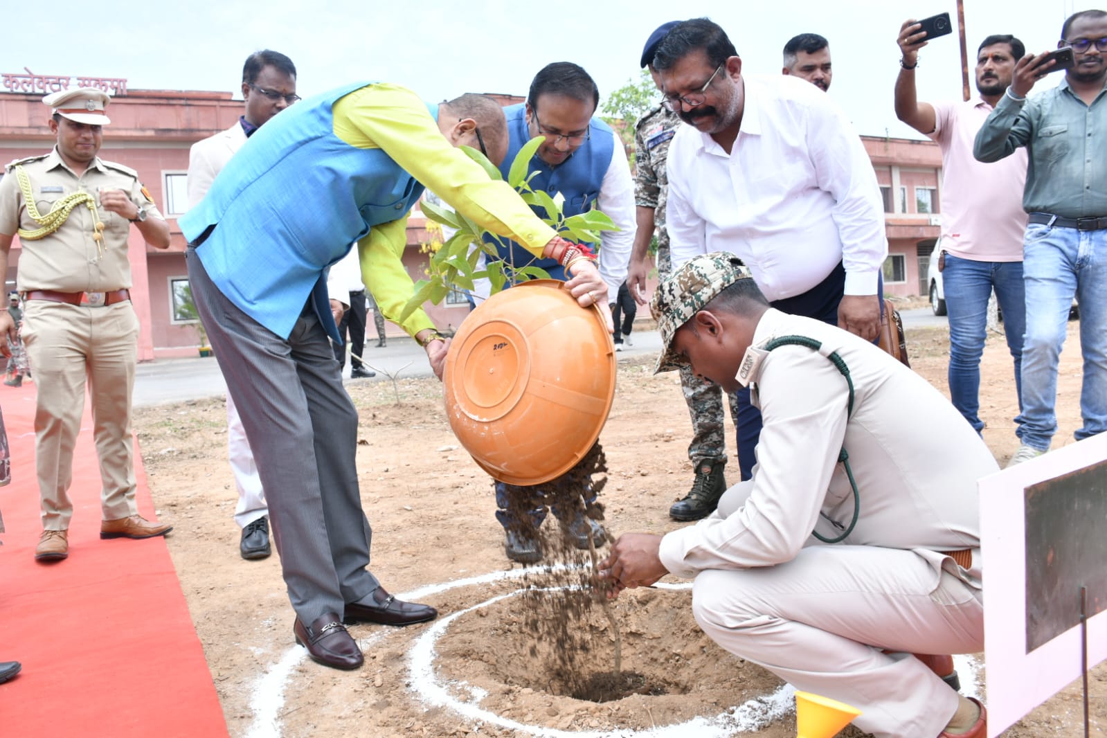राज्यपाल रमन डेका ऐसे पहले राज्यपाल जो पहुंचे आकांक्षी जिला सुकमा राज्यपाल रमन डेका ऐसे पहले राज्यपाल जो पहुंचे आकांक्षी जिला सुकमा