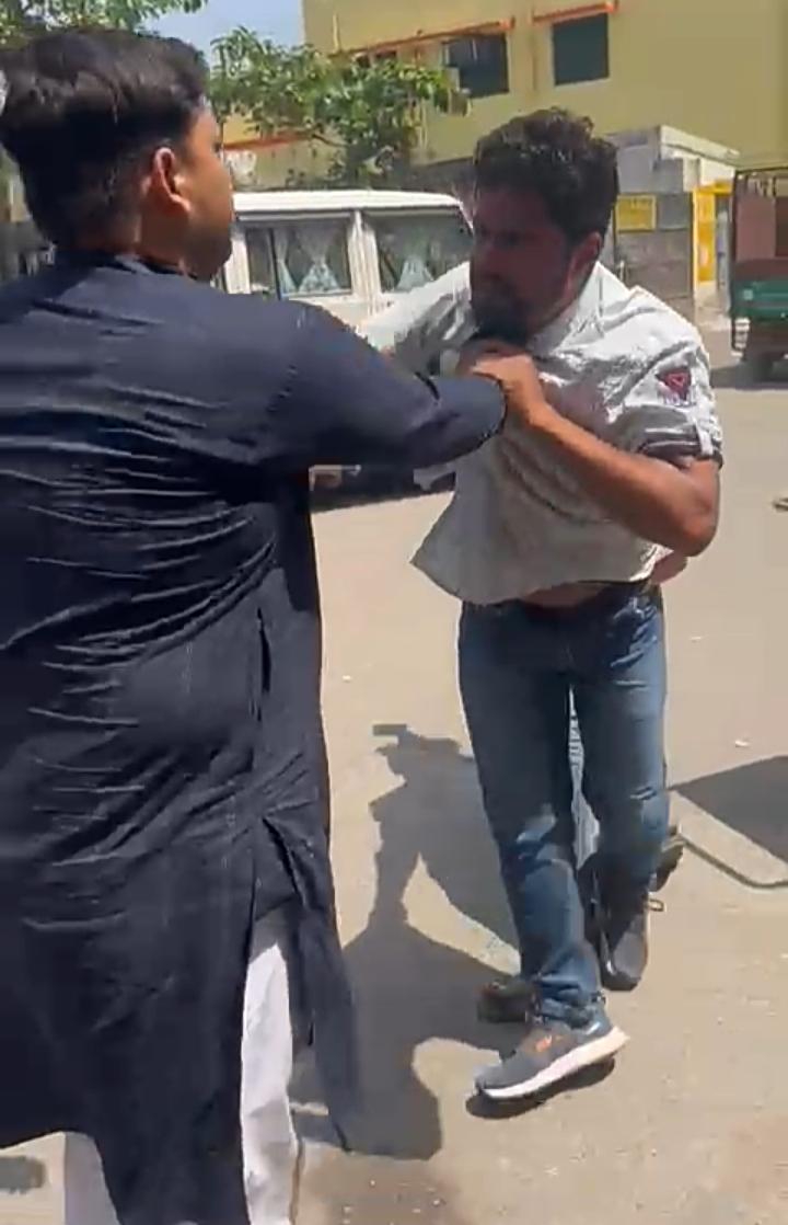 जिला अस्पताल के शौचालय में महिला की अश्लील वीडियो बनाते पकड़ा युवक। जिला अस्पताल के शौचालय में महिला की अश्लील वीडियो बनाते पकड़ा युवक।