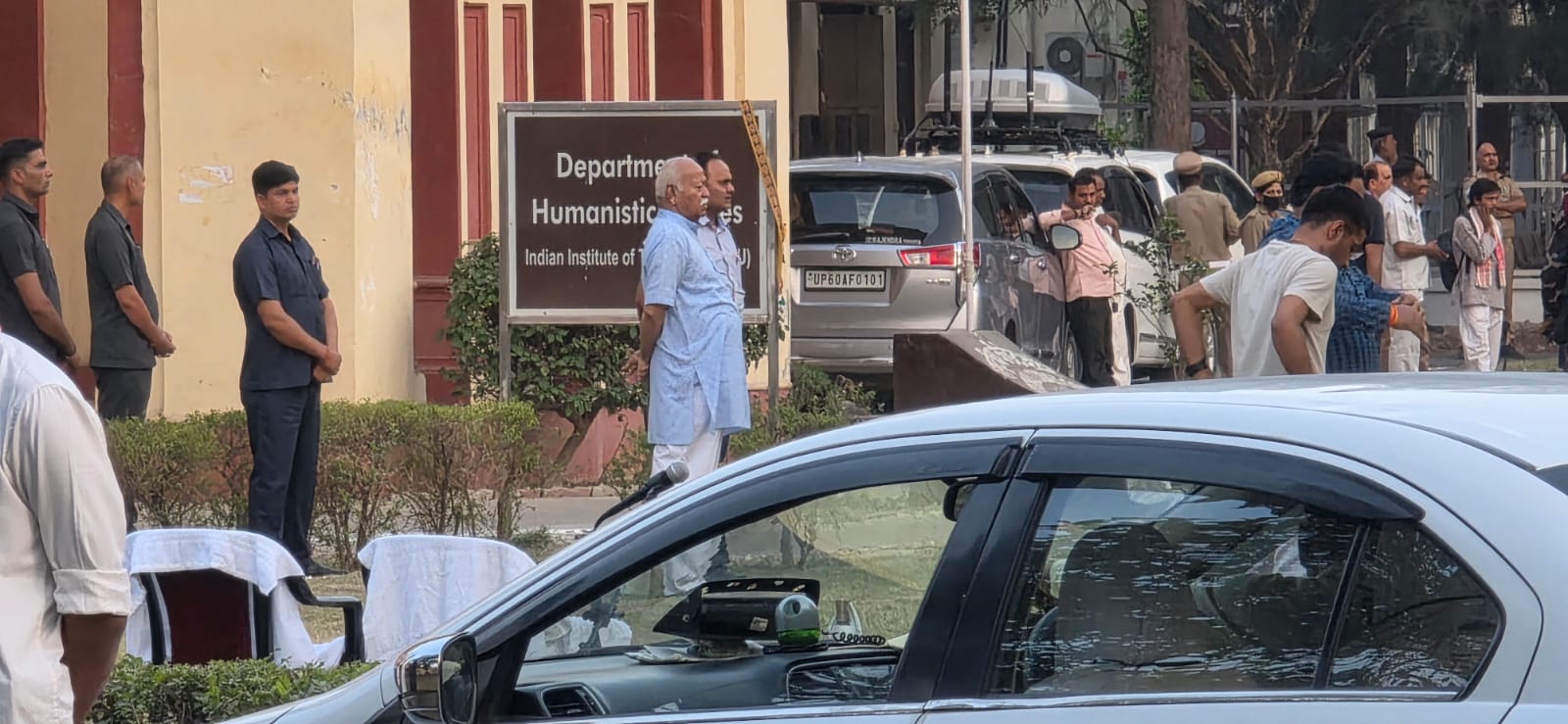 आरएसएस प्रमुख मोहन भागवत आईआईटी बीएचयू के शाखा टोली में आरएसएस प्रमुख मोहन भागवत आईआईटी बीएचयू के शाखा टोली में