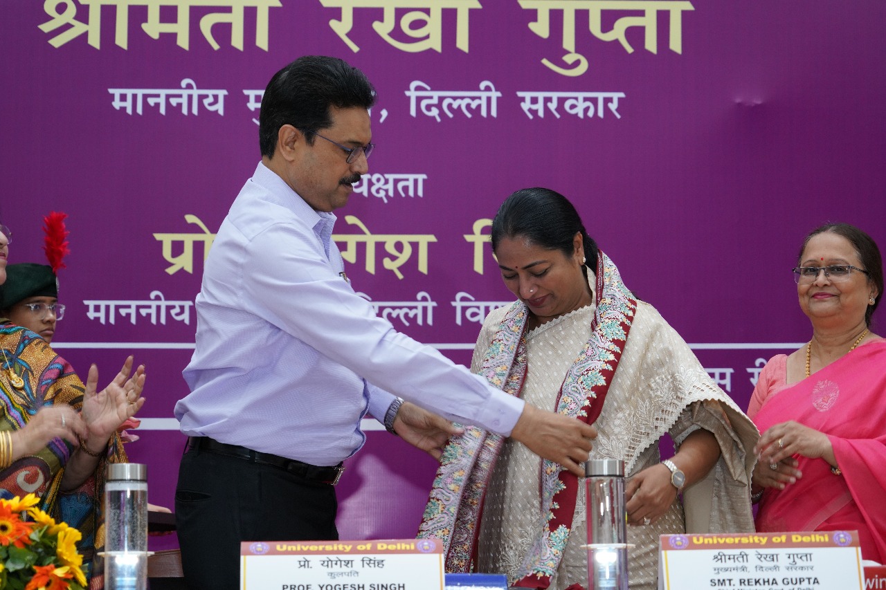 डीयू कुलपति प्रो. योगेश सिंह शुक्रवार को मुख्यमंत्री रेखा गुप्ता का अभिनंदन करते हुए डीयू कुलपति प्रो. योगेश सिंह शुक्रवार को मुख्यमंत्री रेखा गुप्ता का अभिनंदन करते हुए