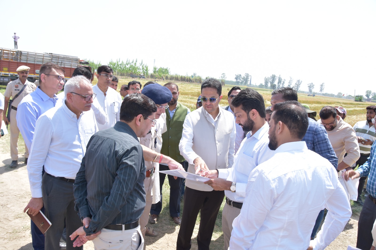 कार्यक्रम स्थल पर जानकारी लेते हुए अमित अग्रवाल कार्यक्रम स्थल पर जानकारी लेते हुए अमित अग्रवाल