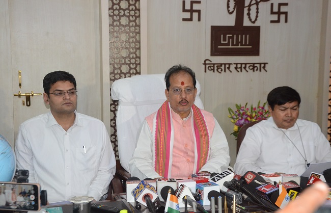 उप मुख्यमंत्री सह खान भूतत्व मंत्री विजय सिन्हा पत्रकार वार्ता के दौरान उप मुख्यमंत्री सह खान भूतत्व मंत्री विजय सिन्हा पत्रकार वार्ता के दौरान
