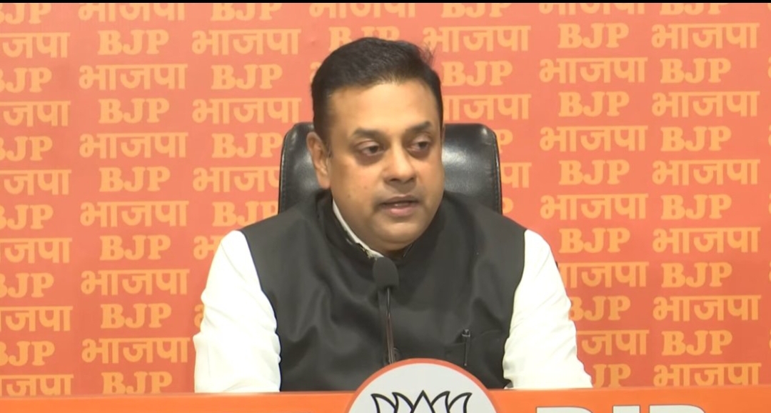 प्रेसवार्ता को संबोधित करते हुए डॉ संबित पत्रा प्रेसवार्ता को संबोधित करते हुए डॉ संबित पत्रा