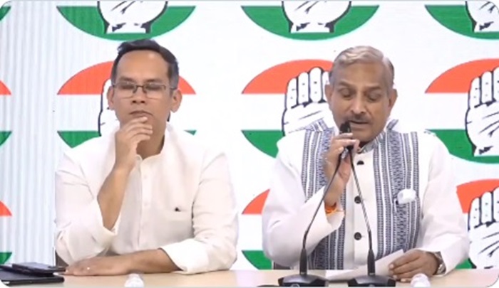 नई दिल्लीः कांग्रेस मुख्यालय में शुक्रवार को पत्रकार सम्मेलन को संबोधित करते सांसद प्रमोद तिवारी और गौरव गोगोई नई दिल्लीः कांग्रेस मुख्यालय में शुक्रवार को पत्रकार सम्मेलन को संबोधित करते सांसद प्रमोद तिवारी और गौरव गोगोई