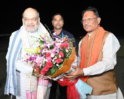 रायपुर के स्वामी विवेकानंद विमानतल पहुंचने पर केंद्रीय गृह मंत्री अमित शाह का स्वागत करते मुख्यमंत्री विष्णुदेव साय रायपुर के स्वामी विवेकानंद विमानतल पहुंचने पर केंद्रीय गृह मंत्री अमित शाह का स्वागत करते मुख्यमंत्री विष्णुदेव साय