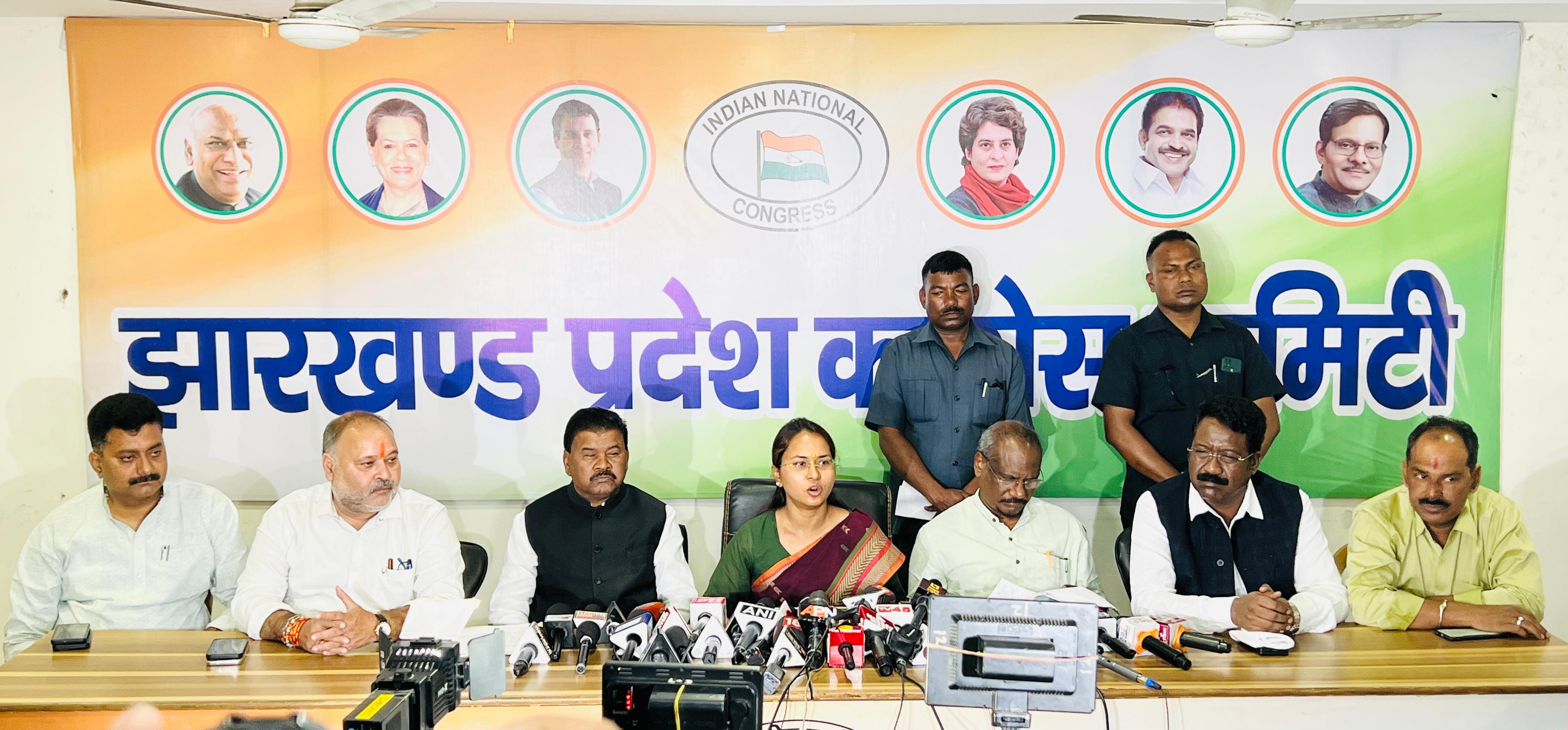मीडिया से बात करती हुई मंत्री शिल्पी नेता तिर्की मीडिया से बात करती हुई मंत्री शिल्पी नेता तिर्की