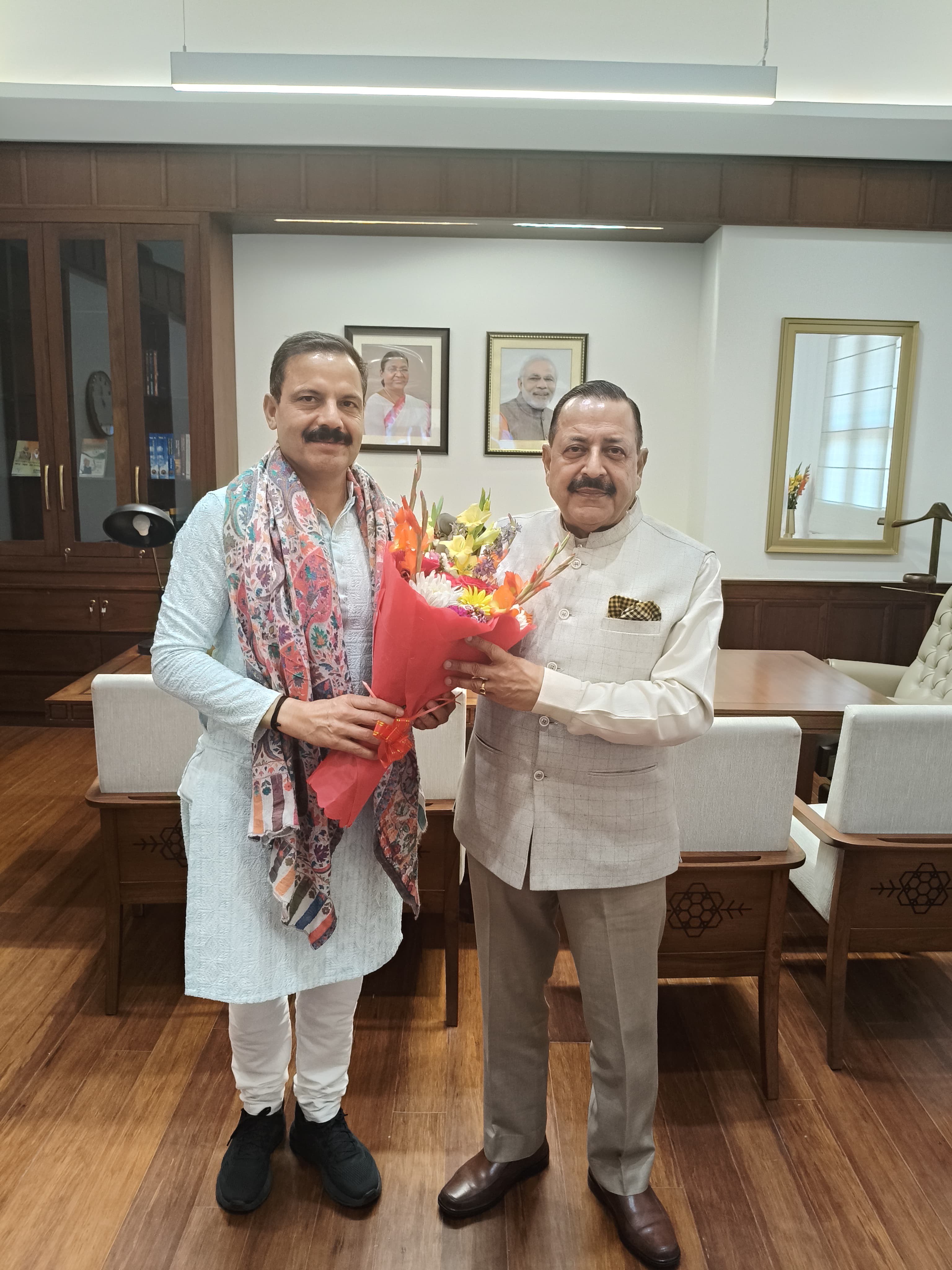 विधायक ने राज्य मंत्री पीएमओ डॉ. जितेंद्र सिंह से की मुलाकात विधायक ने राज्य मंत्री पीएमओ डॉ. जितेंद्र सिंह से की मुलाकात