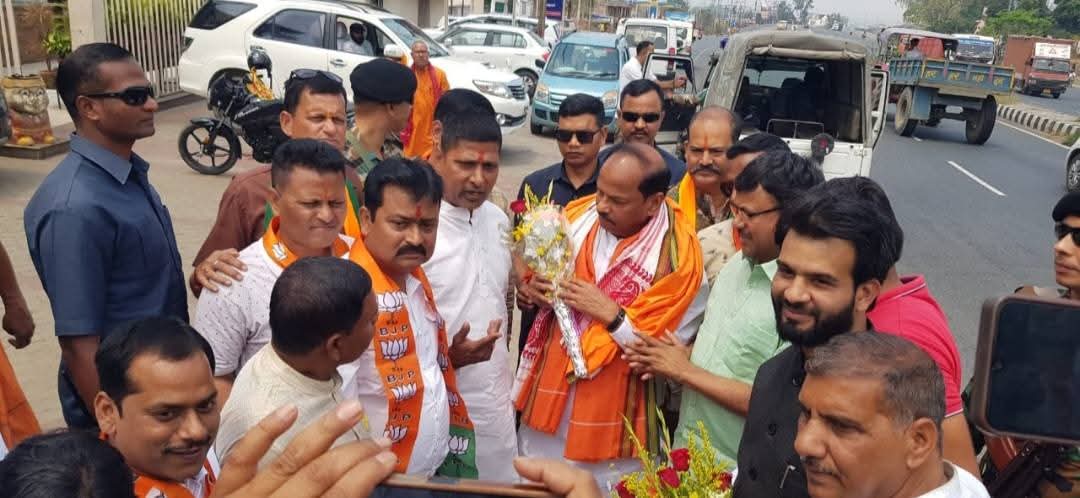 पूर्व मुख्यमंत्री रघुवर दास का स्वागत करते कार्यकर्ता पूर्व मुख्यमंत्री रघुवर दास का स्वागत करते कार्यकर्ता