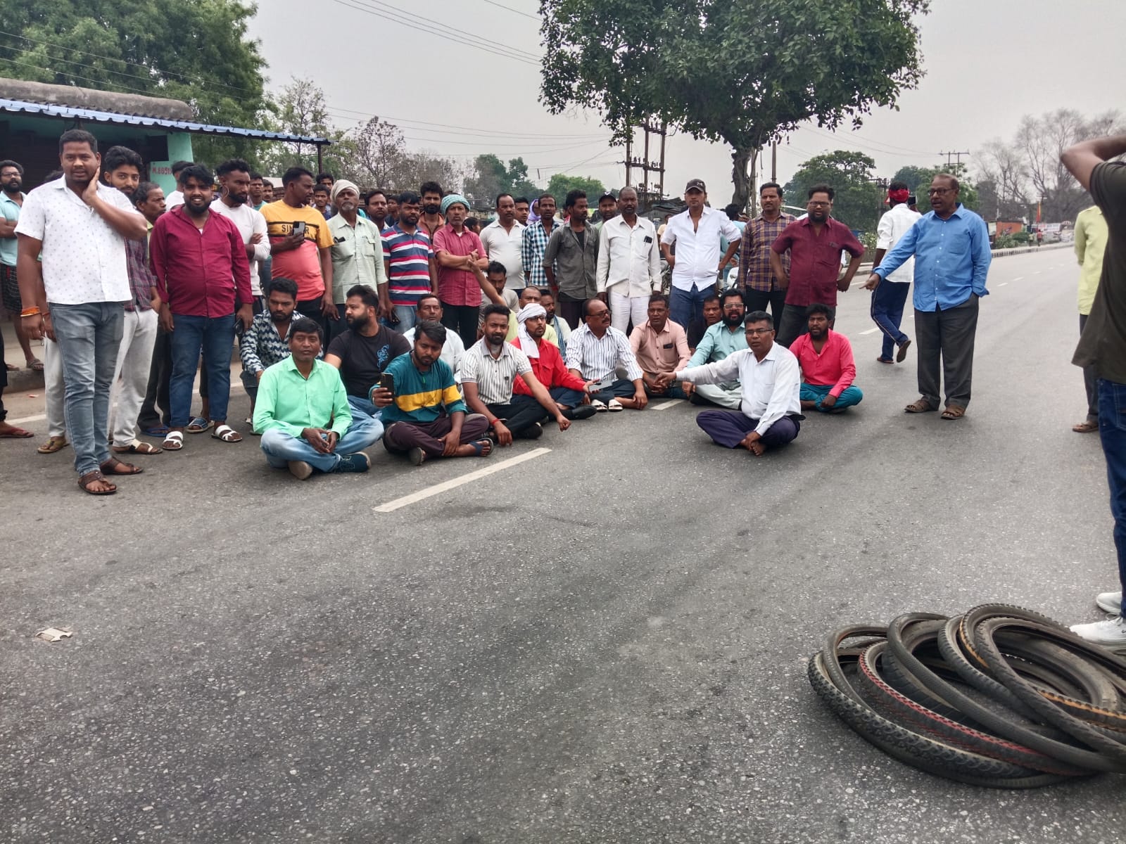 सड़क पर प्रदर्शनकारी सड़क पर प्रदर्शनकारी
