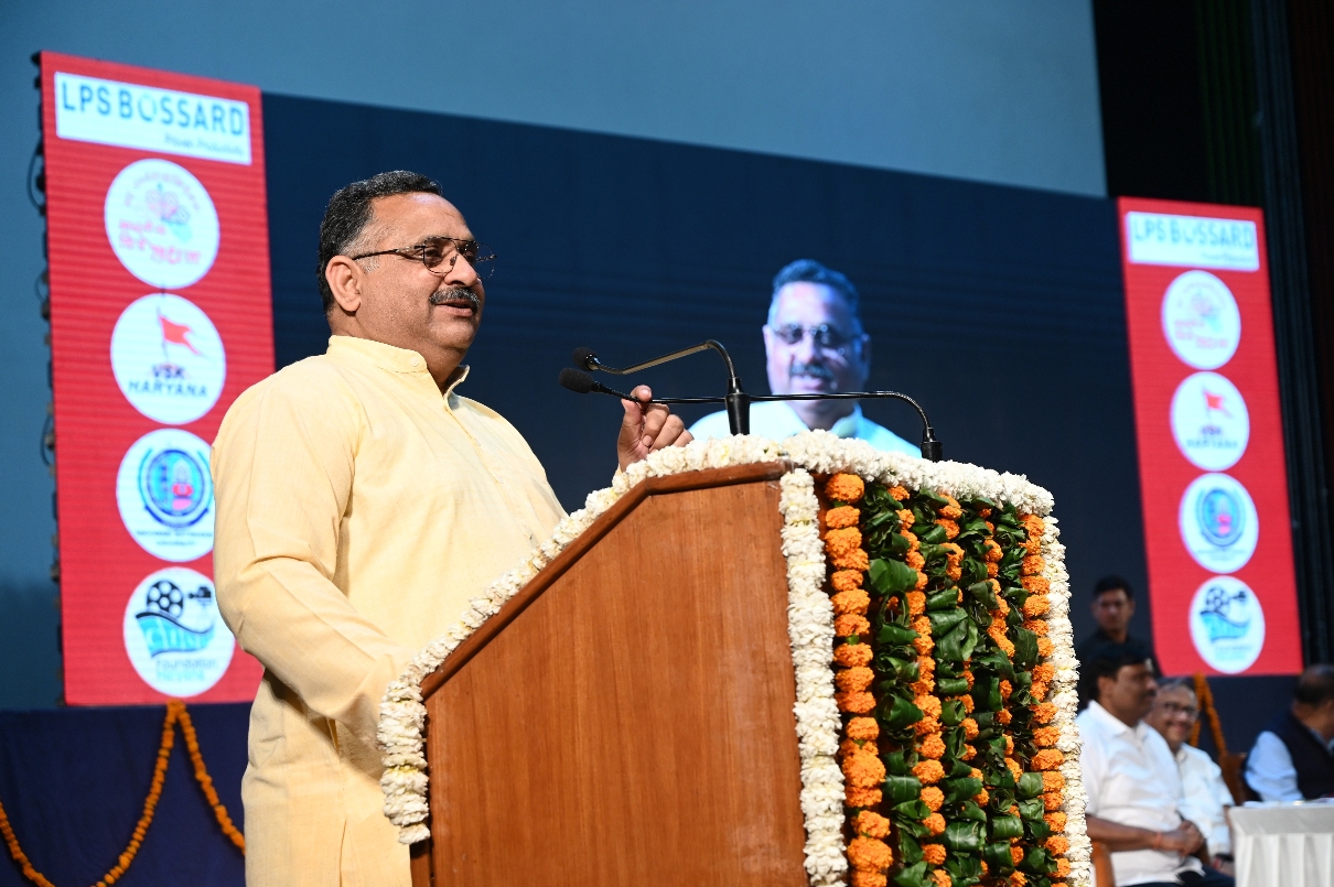 मदवि में आयोजित कार्यक्रम में दीप जलाकर शुभारंभ करते मुख्य अतिथि मदवि में आयोजित कार्यक्रम में दीप जलाकर शुभारंभ करते मुख्य अतिथि