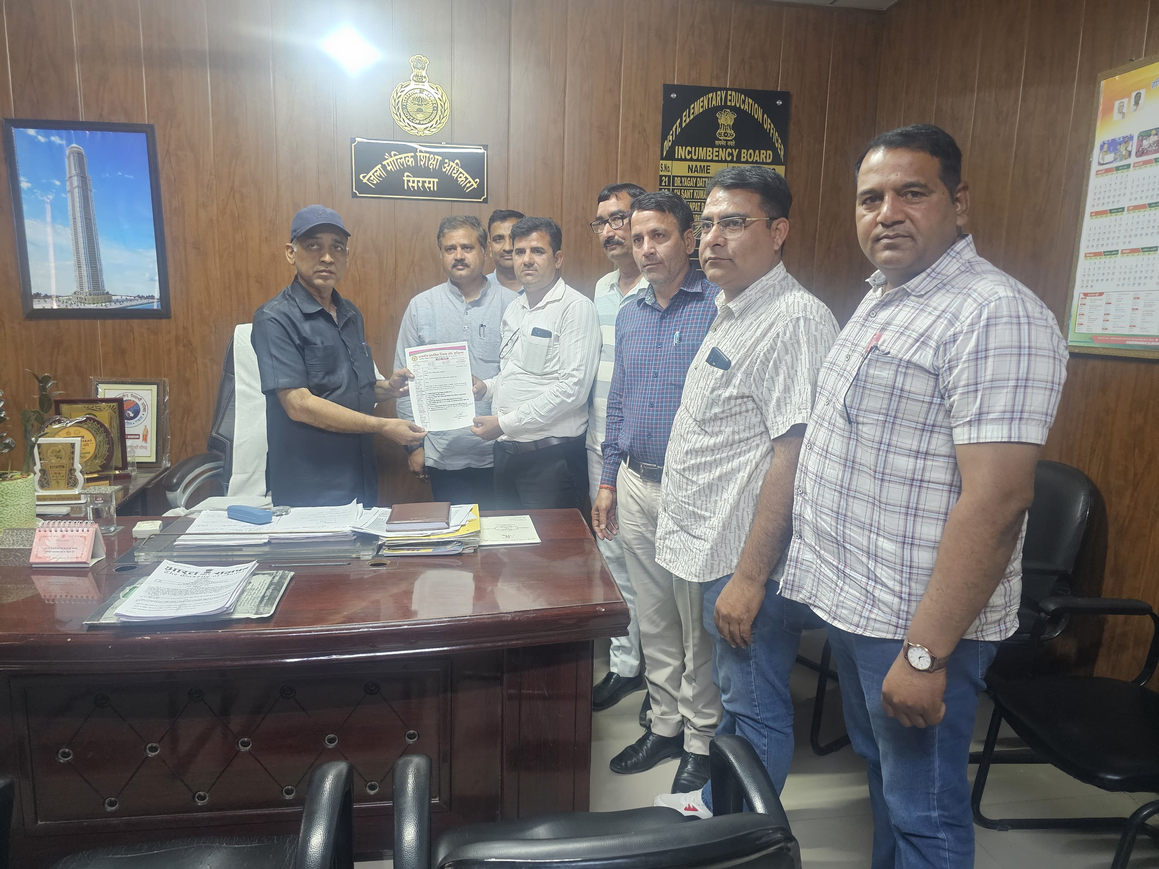 डीईईओ को मांग पत्र सौंपते शिक्षक। डीईईओ को मांग पत्र सौंपते शिक्षक।