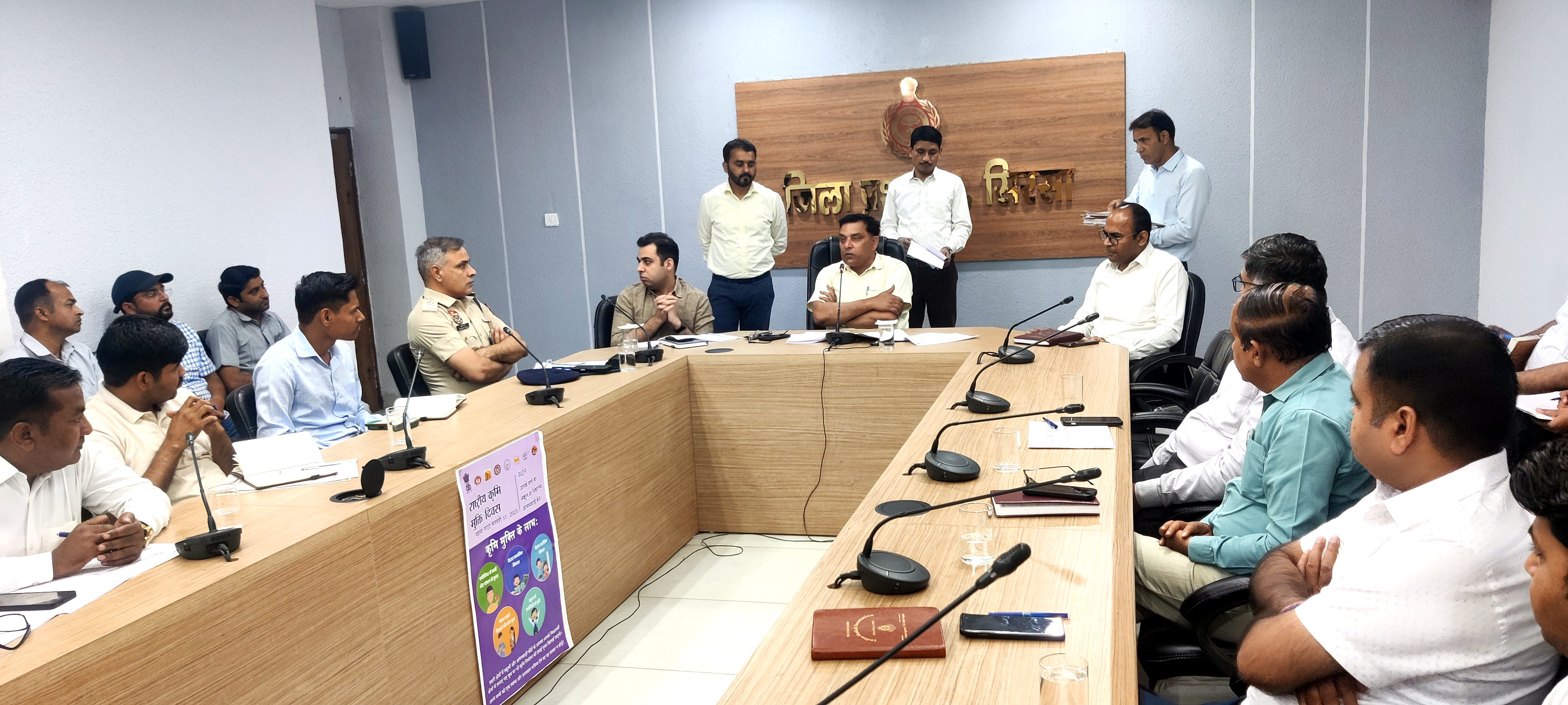 अधिकारियों के साथ बैठक करते एसडीएम। अधिकारियों के साथ बैठक करते एसडीएम।