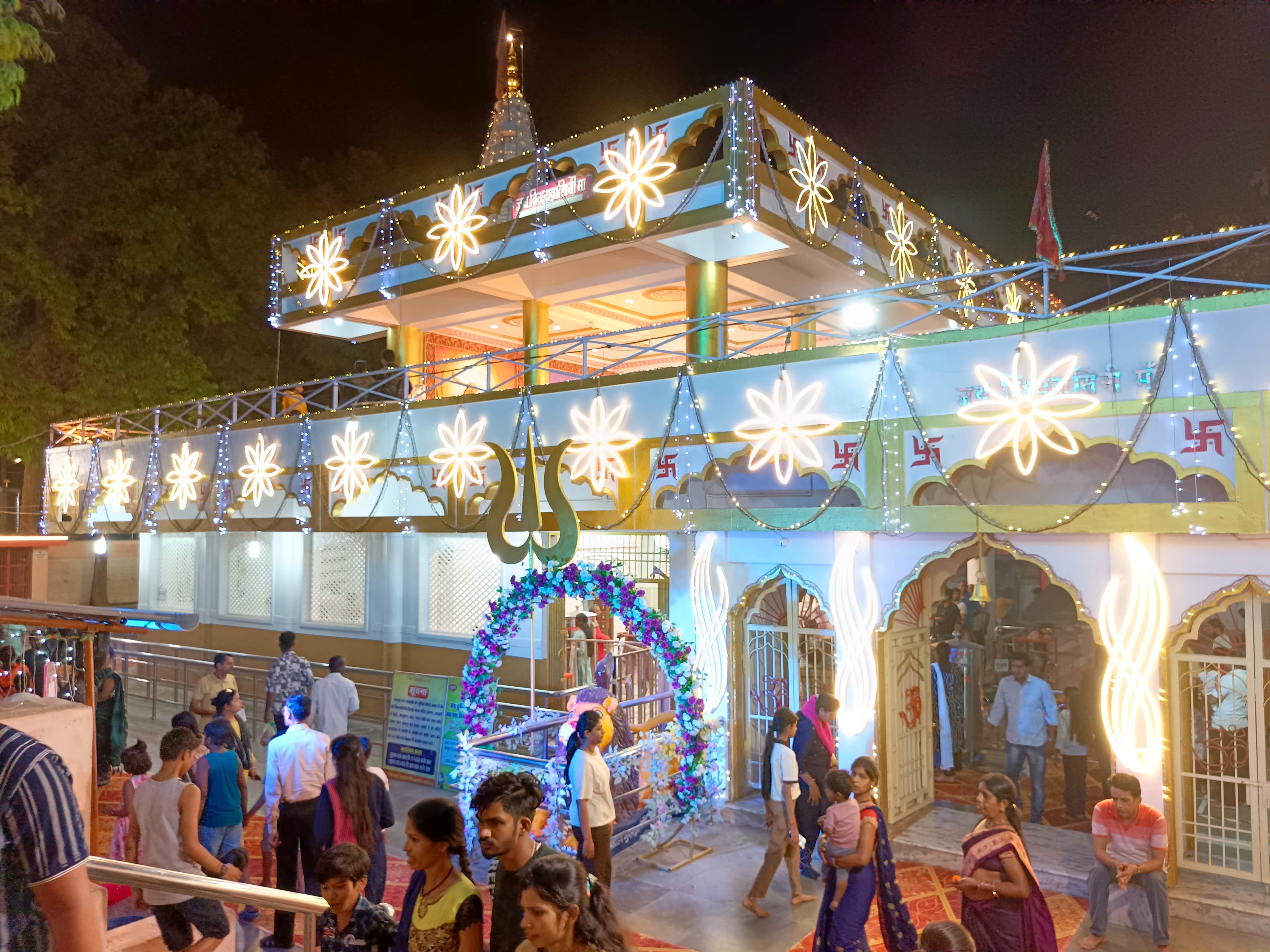 चैत्र नवरात्र में मां विंध्यवासिनी मंदिर की आकर्षक सजावट की गई है। चैत्र नवरात्र में मां विंध्यवासिनी मंदिर की आकर्षक सजावट की गई है।
