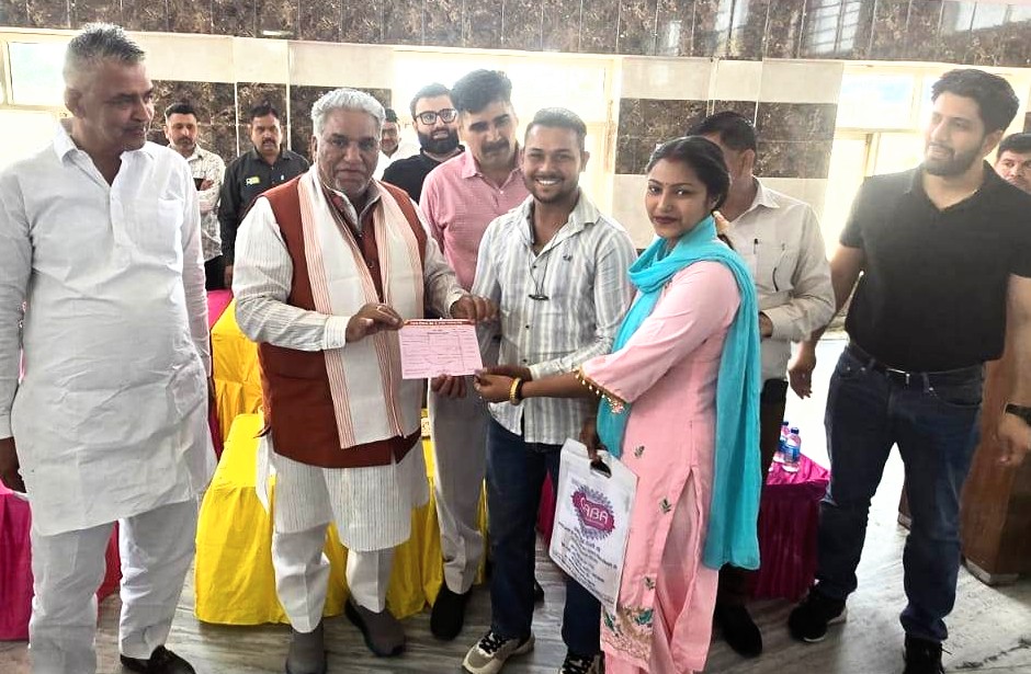 पानीपत के मतलौडा में अंतर्जातीय विवाहित जोड़ों को चेक वितरित करते पंचायत मंत्री कृष्ण लाल पंवार पानीपत के मतलौडा में अंतर्जातीय विवाहित जोड़ों को चेक वितरित करते पंचायत मंत्री कृष्ण लाल पंवार