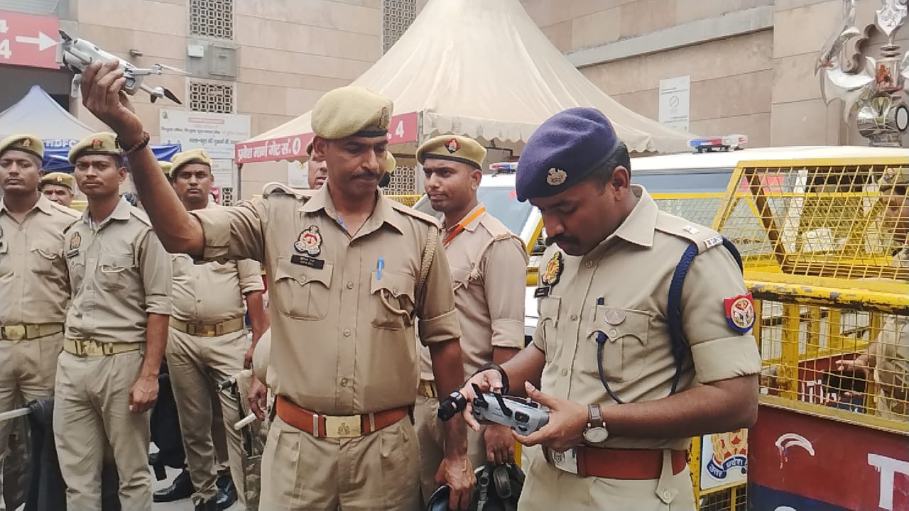 Officers stationed with force outside Kashi Vishwanath Dham Officers stationed with force outside Kashi Vishwanath Dham