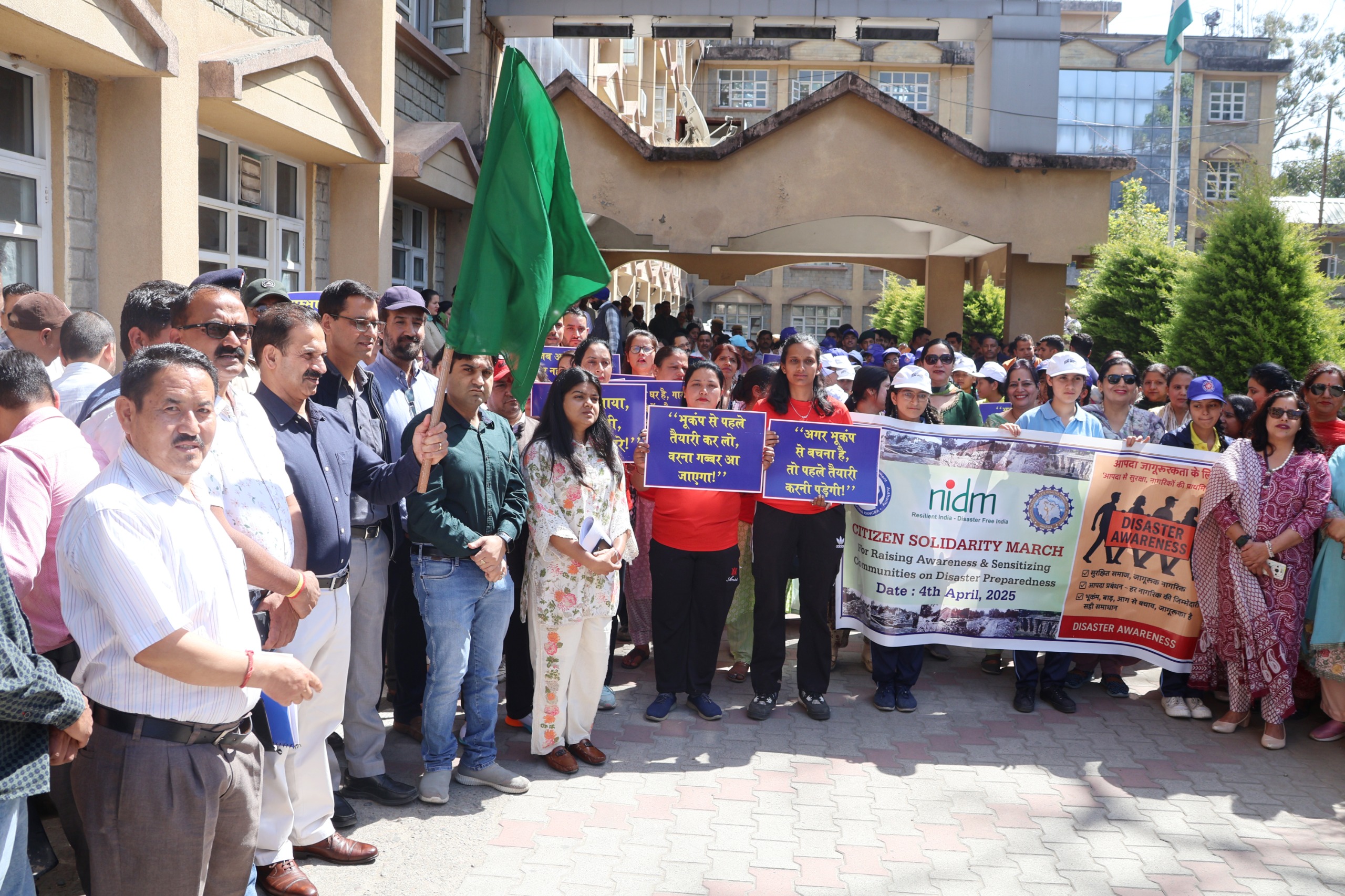धर्मशाला में मार्च निकालते हुए अधिकारी व अन्य। धर्मशाला में मार्च निकालते हुए अधिकारी व अन्य।