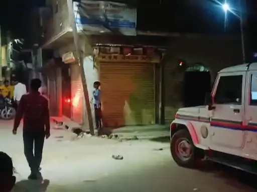 फायरिंग के घटनाक्रम के बाद माैके पर माैजूद पुलिस। फायरिंग के घटनाक्रम के बाद माैके पर माैजूद पुलिस।