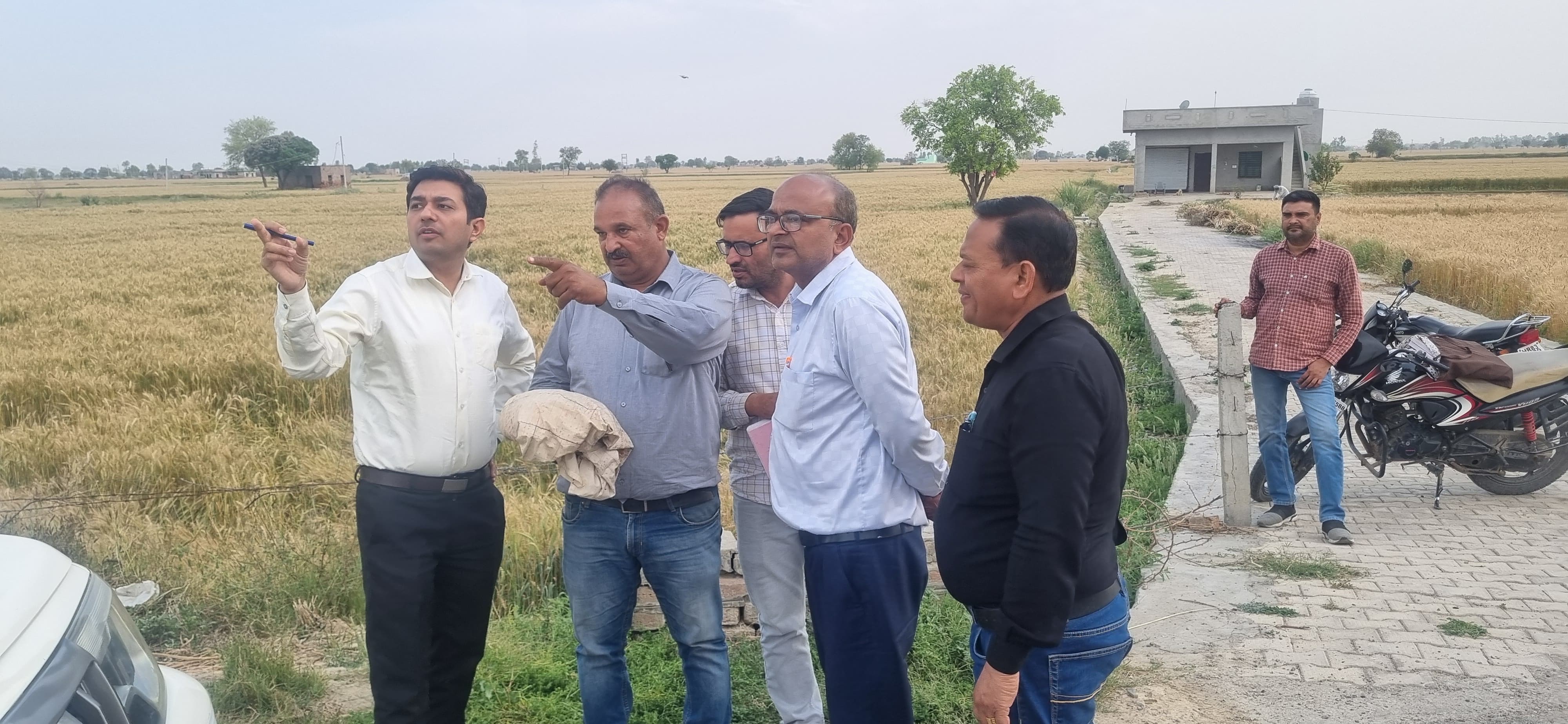 मौके का मुआयना करते हुए एसडीएम। मौके का मुआयना करते हुए एसडीएम।