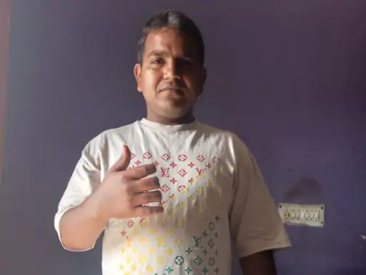 कंपनी कर्मचारी तेज सिंह अपने हाथ को दिखाते हुए। कंपनी कर्मचारी तेज सिंह अपने हाथ को दिखाते हुए।