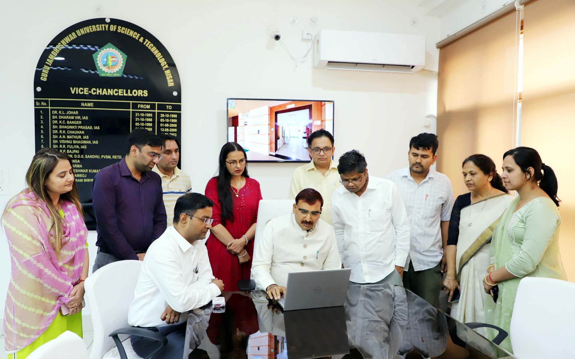 तीन ऑनलाइन कोर्सों के लिए आवेदन प्रक्रिया को अंतिम रूप देते कुलपति प्रो. नरसी राम बिश्नोई। तीन ऑनलाइन कोर्सों के लिए आवेदन प्रक्रिया को अंतिम रूप देते कुलपति प्रो. नरसी राम बिश्नोई।