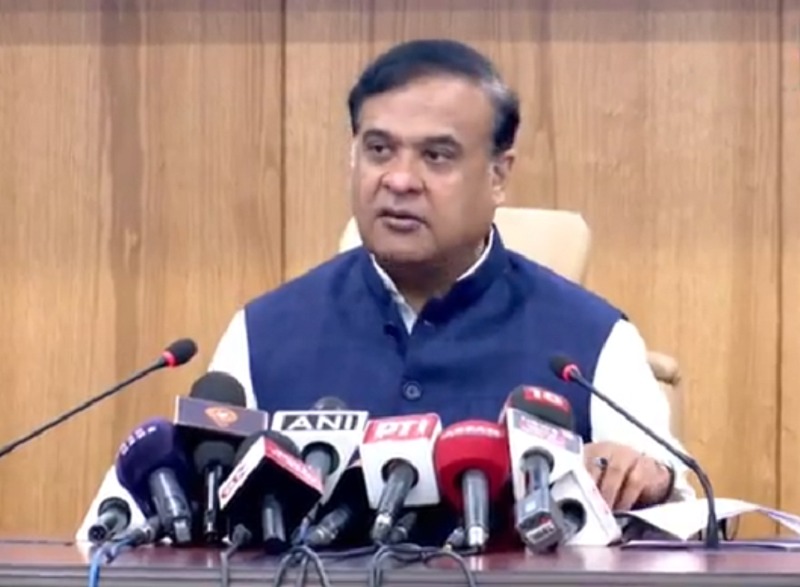 लोक सेवा भवन में संवाददाता सम्मेलन को संबोधित करते हुए मुख्यमंत्री डॉ हिमंत बिस्व सरमा। लोक सेवा भवन में संवाददाता सम्मेलन को संबोधित करते हुए मुख्यमंत्री डॉ हिमंत बिस्व सरमा।