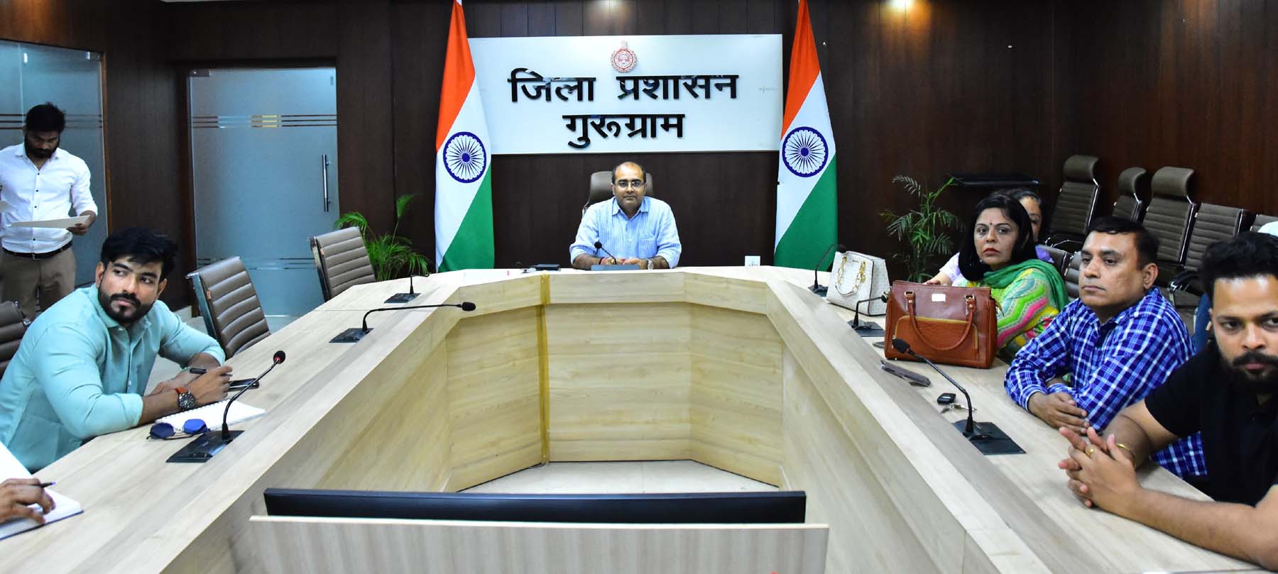 गुरुग्राम में यूपीएससी की परीक्षा की तैयारी को लेकर बैठक लेते एडिशनल लेबर कमिश्नर कुशल कटारिया। गुरुग्राम में यूपीएससी की परीक्षा की तैयारी को लेकर बैठक लेते एडिशनल लेबर कमिश्नर कुशल कटारिया।