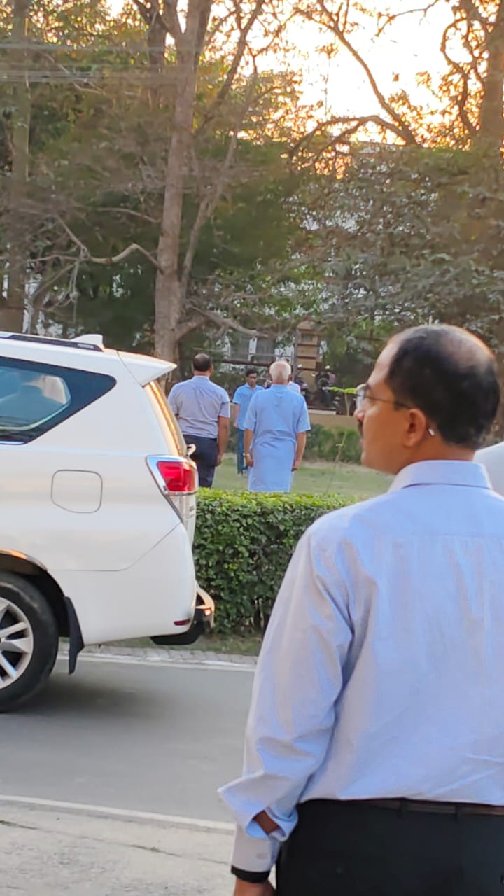 आरएसएस प्रमुख मोहन भागवत आईआईटी बीएचयू के शाखा टोली में आरएसएस प्रमुख मोहन भागवत आईआईटी बीएचयू के शाखा टोली में