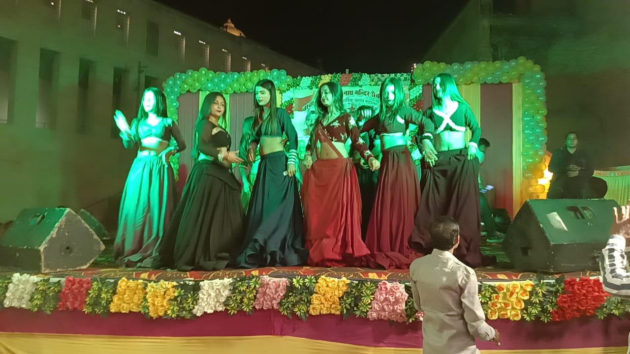 महाश्मशान नाथ के त्रिदिवसीय श्रृंगार महोत्सव के अन्तिम निशा में नगर वधुओं का नृत्य महाश्मशान नाथ के त्रिदिवसीय श्रृंगार महोत्सव के अन्तिम निशा में नगर वधुओं का नृत्य