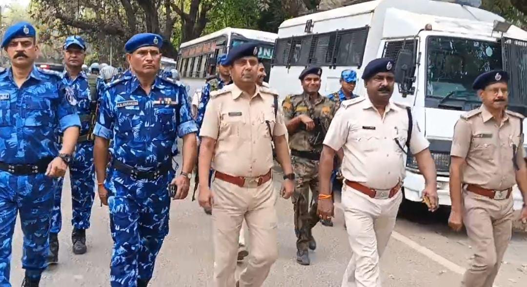 फ्लैग मार्च में शामिल पुलिस फ्लैग मार्च में शामिल पुलिस