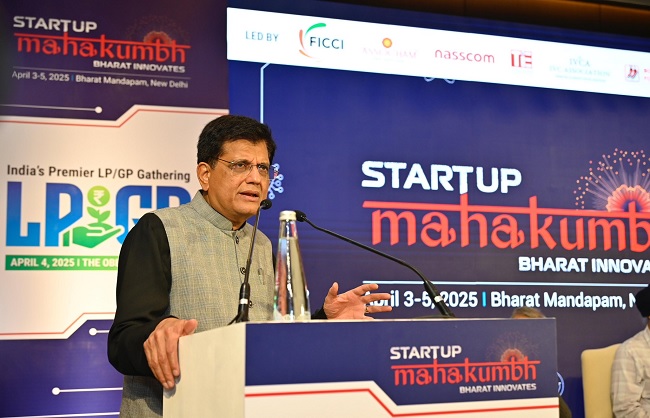 मीडिया को संबोधित करते हुए केंद्रीय मंत्री वाणिज्य एवं उदयोग मंत्री पीयूष गोयल मीडिया को संबोधित करते हुए केंद्रीय मंत्री वाणिज्य एवं उदयोग मंत्री पीयूष गोयल