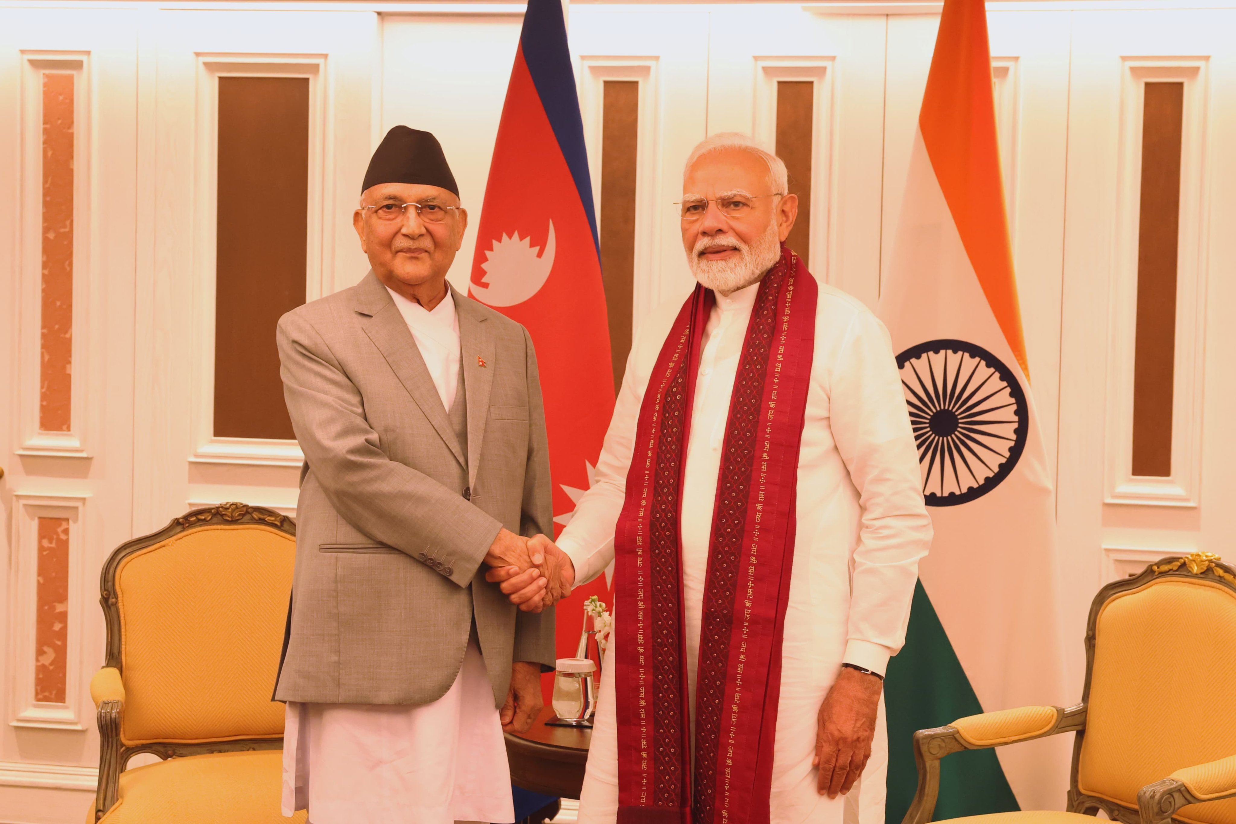 बैंकाक में मिलते मोदी और ओली बैंकाक में मिलते मोदी और ओली