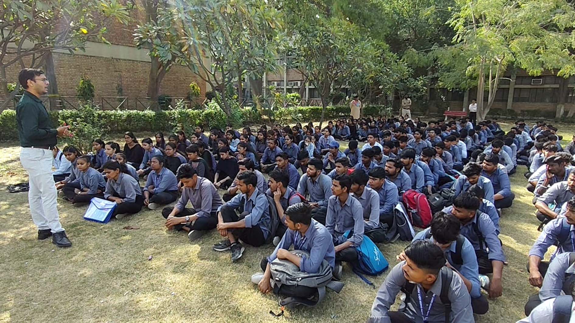 युवाओं को नशे के प्रति जागरूक करते नशा मुक्त भारत अभियान के मास्टर वालंटियर राहुल शर्मा। युवाओं को नशे के प्रति जागरूक करते नशा मुक्त भारत अभियान के मास्टर वालंटियर राहुल शर्मा।