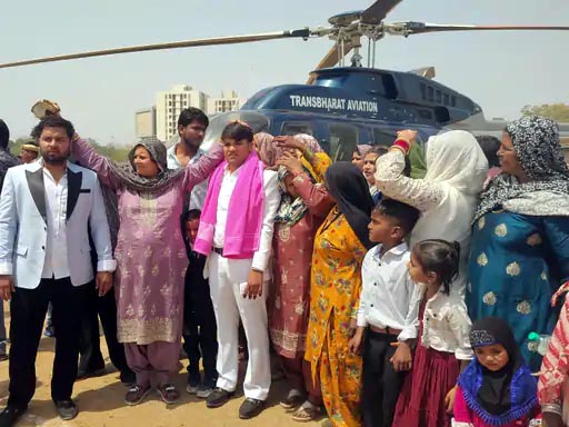 दशहरा मैदान में हेलिकॉप्टर में बारात ले जाने के लिए तैयार दूल्हा और मौके पर परिजन मौजूद।