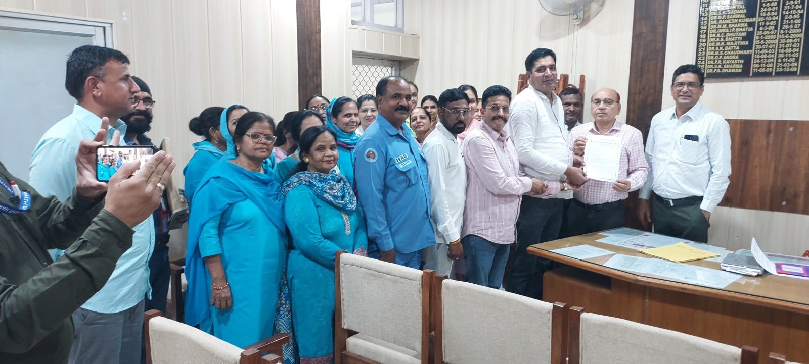 सीएमओ को ज्ञापन सौंपते एचएनएम कर्मचारी। सीएमओ को ज्ञापन सौंपते एचएनएम कर्मचारी।