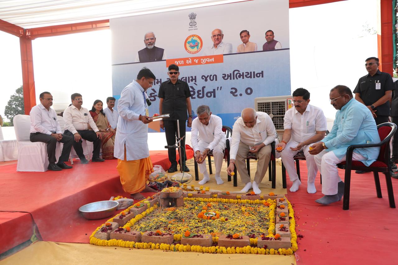 मुख्यमंत्री भूपेंद्र पटेल ने ‘कैच द रेन - सुजलाम सुफलाम जल अभियान 2.0’ का शुक्रवार को मेहसाणा जिले के दवाडा से राज्यव्यापी प्रारंभ कराया। मुख्यमंत्री भूपेंद्र पटेल ने ‘कैच द रेन - सुजलाम सुफलाम जल अभियान 2.0’ का शुक्रवार को मेहसाणा जिले के दवाडा से राज्यव्यापी प्रारंभ कराया।