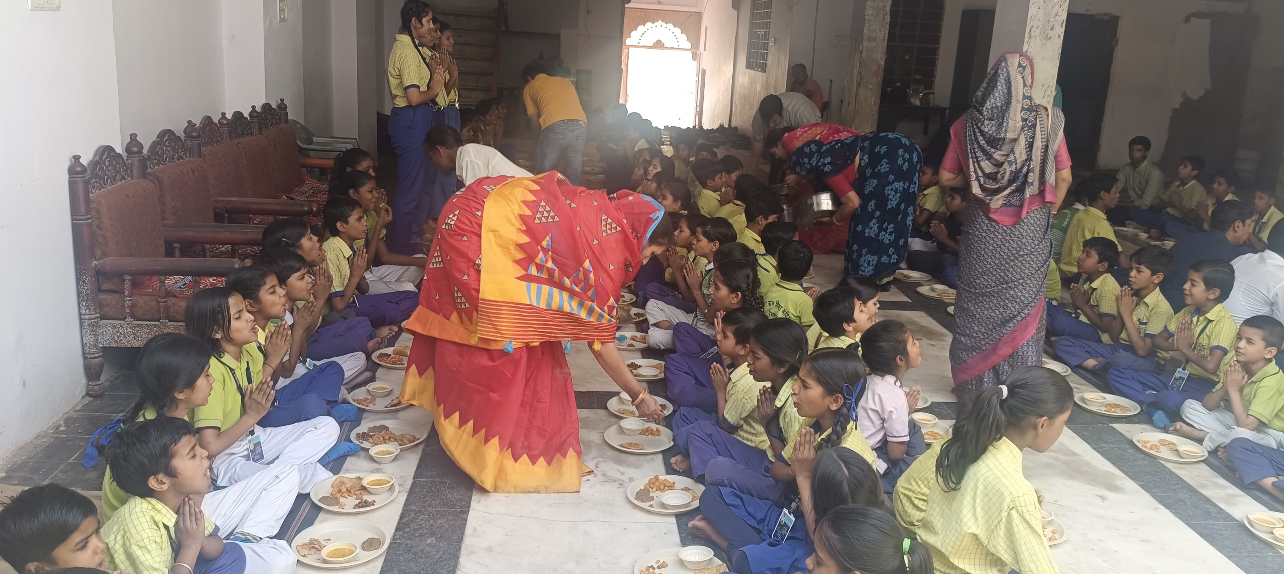 गीता गायत्री मंदिर मे 1100 सौ कन्याओं का पूजन गीता गायत्री मंदिर मे 1100 सौ कन्याओं का पूजन