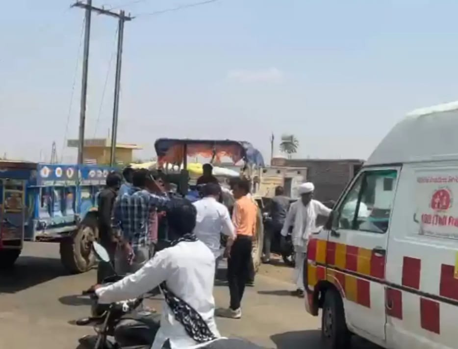 नाराज किसानों ने लगाया जाम नाराज किसानों ने लगाया जाम