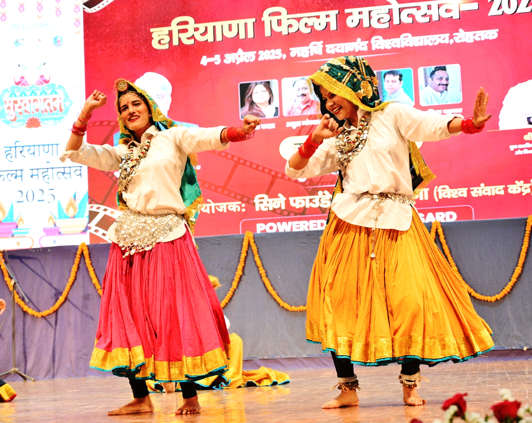 मदवि में  आयोजित कार्यक्रम में प्रस्तुति देती छात्राएं