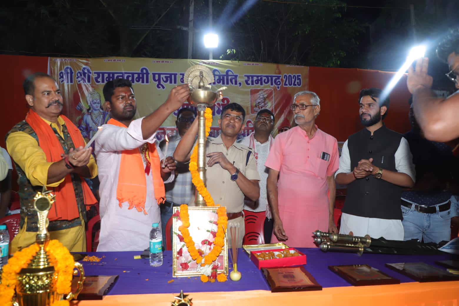 विजेताओं को पुरस्कृत करते अतिथि विजेताओं को पुरस्कृत करते अतिथि