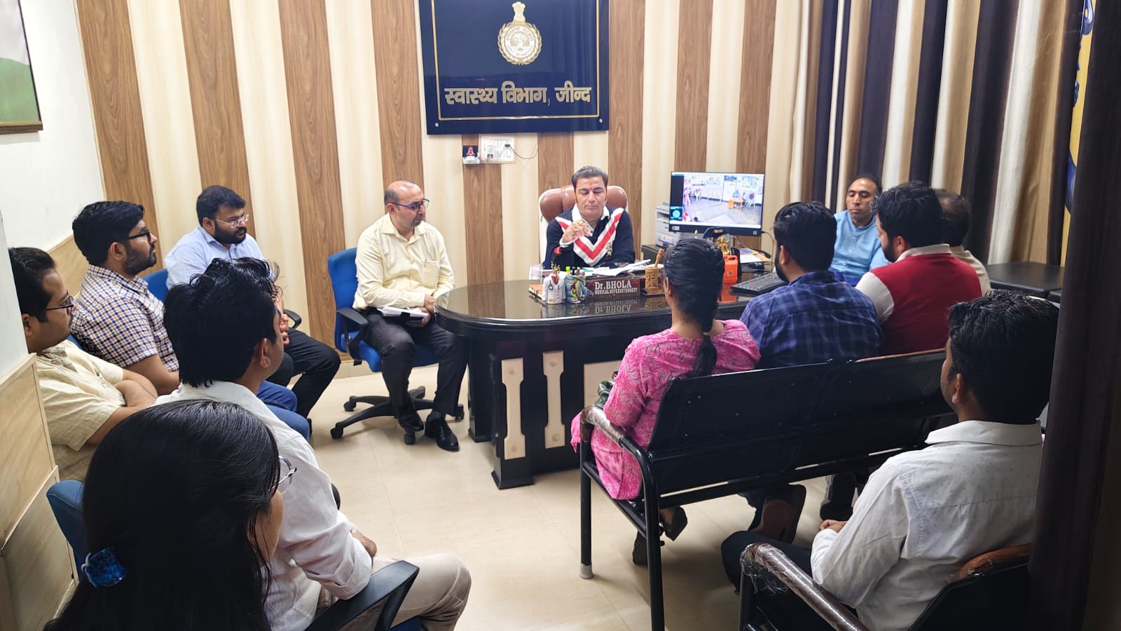 नवनियुक्त चिकित्सकों को डयूटी के प्रति दायित्व समझाते हुए डा. भोला। नवनियुक्त चिकित्सकों को डयूटी के प्रति दायित्व समझाते हुए डा. भोला।