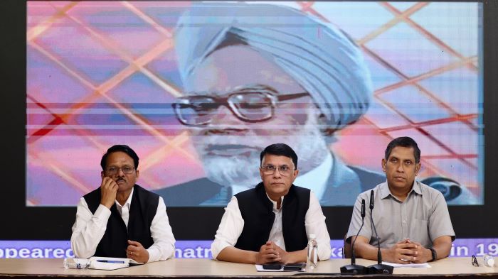 नई दिल्लीः कांग्रेस मुख्यालय में शुक्रवार को एससी विभाग के राष्ट्रीय समन्वयक के. राजू और एआईसीसी मीडिया एवं प्रचार विभाग के प्रमुख पवन खेड़ा के साथ एक संयुक्त संवाददाता सम्मेलन को संबोधित करते हुए प्रोफेशनल्स कांग्रेस के अध्यक्ष और डेटा एनालिटिक्स प्रवीण चक्रवर्ती नई दिल्लीः कांग्रेस मुख्यालय में शुक्रवार को एससी विभाग के राष्ट्रीय समन्वयक के. राजू और एआईसीसी मीडिया एवं प्रचार विभाग के प्रमुख पवन खेड़ा के साथ एक संयुक्त संवाददाता सम्मेलन को संबोधित करते हुए प्रोफेशनल्स कांग्रेस के अध्यक्ष और डेटा एनालिटिक्स प्रवीण चक्रवर्ती